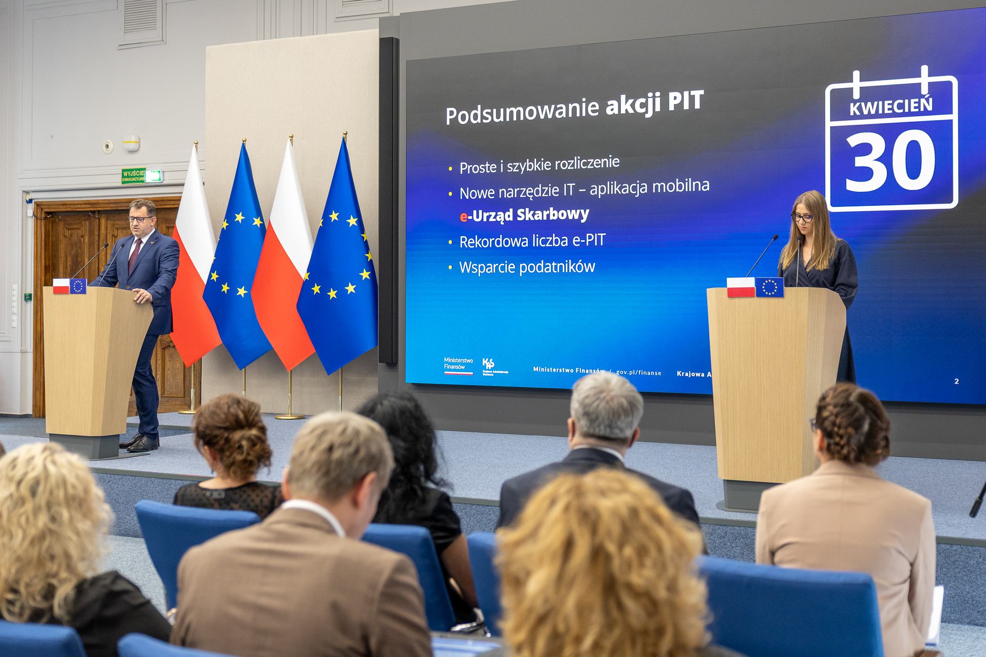 Szef KAS Marcin Łoboda oraz zastępca Szefa KAS Małgorzata Krok podczas konferencji prasowej